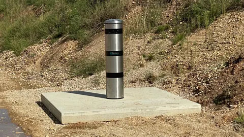 Edelstahlsäule zur Kennzeichenerkennung auf einem Betonfundament neben einer Zufahrt.