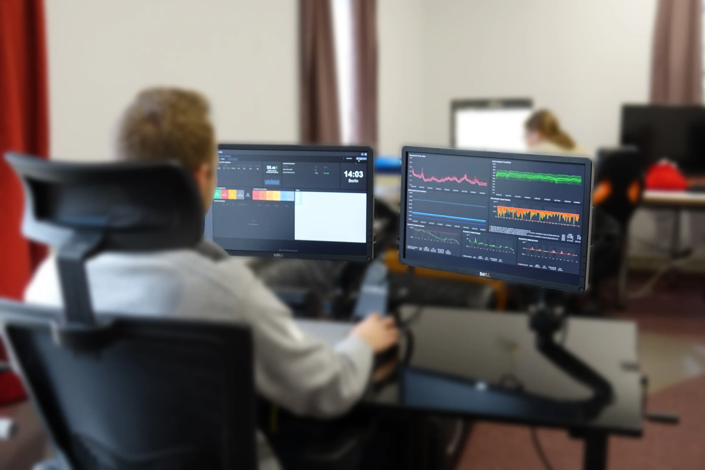 Mitarbeiter an einem Arbeitsplatz mit mehreren Monitoren